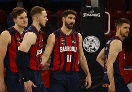 Dani Díez, junto a varios compañeros en un partido de esta temporada.