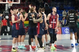 La plantilla del Baskonia aplaude al público del Buesa Arena.