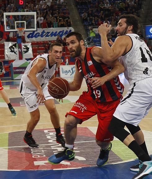 San Emeterio rompe la defensa de Álex Mumbrú