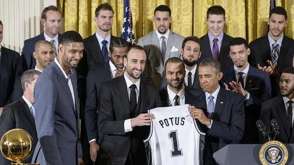 El protocoló mandó a Splitter a la tercera fila en una ceremonia protagonizada por Potus, Tony Parke, Manu Ginóbili y Tim Duncan  