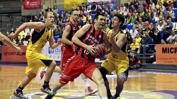 San Emeterio intenta entrar a canasta ante la presión de Rodrigo San Miguel .