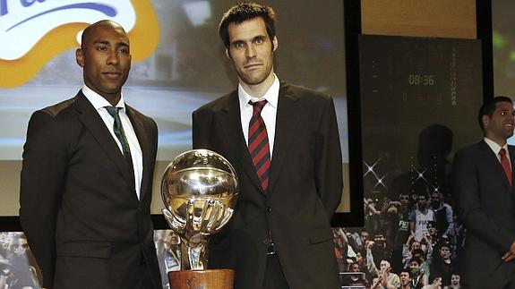 Jayson Granger y San Emeterio posan con el trofeo de la Liga Endesa, durante la gala de presentación de los 'playoffs'