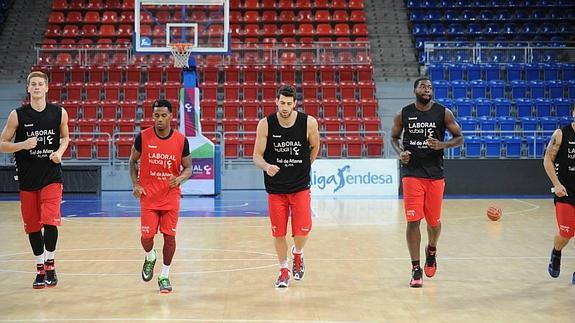 Shengelia entrena con sus compañeros del Baskonia