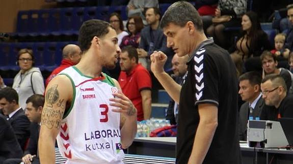 Perasovic habla con James en el partido contra el CSKA del Universal Sports Hall de Moscú. 