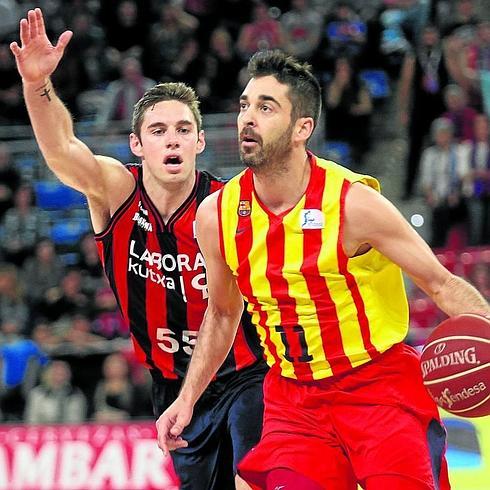 uan Carlos Navarro intenta dejar atrás la intensa defensa del baskonista Fabien Causeur. 