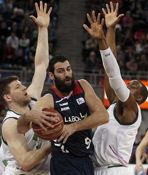 Bousousis trata de deshacerse de los defensores de Unicaja.