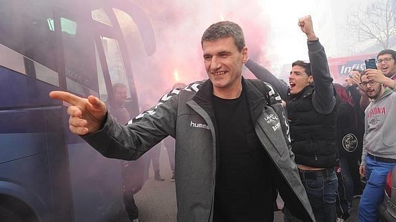 Velimir Perasovic, jaleado por los aficionados. 