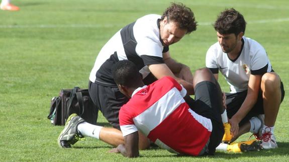 El doctor Bronzini (izquierda) atiende a Ramón Azeez, jugador de la UD Almería. 