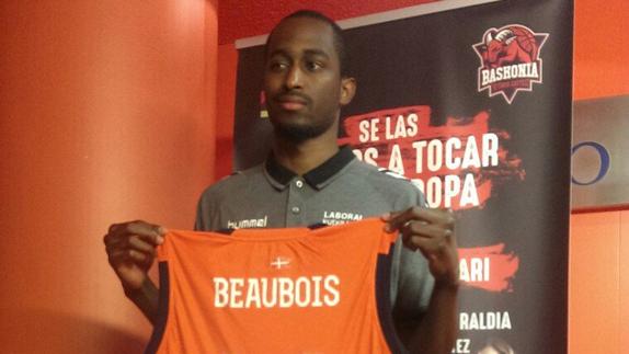 Beaubois posa con la camiseta del Baskonia
