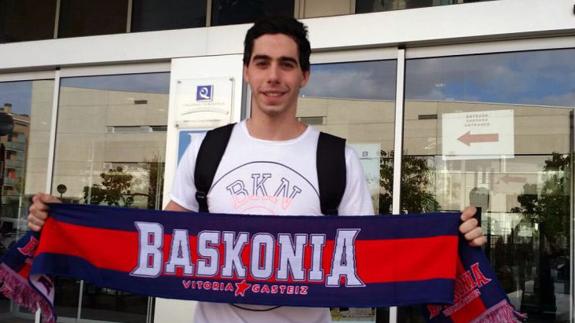 Vildoza, esta mañana, frente al hotel en el que se alojan habitualmente los fichajes del Baskonia