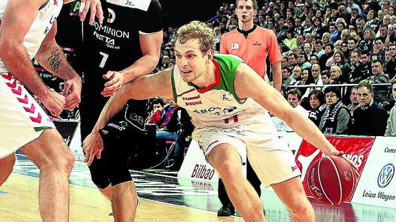 Blazic encara la canasta en un partido de la pasada campaña. 