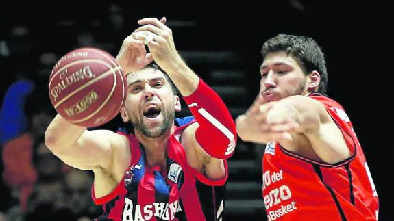 Andrea Bargnani ve cómo se escapa el balón ante el manotazo de Viacheslav Kravtsov. 