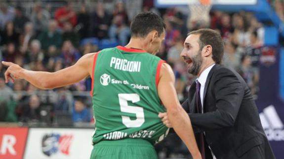 Alonso y Prigioni comentan una jugada en el partido contra el Unics 