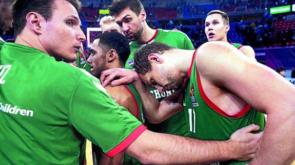 Los jugadores baskonistas hacen piña con gesto de abatimiento después de la derrota ante el Estrella Roja.