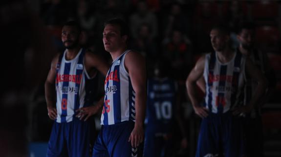 Los jugadores del Baskonia, durante el apagón en el Buesa. 