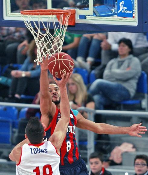 Hanga intenta taponar a Pere Tomàs en el triunfo de la primera vuelta ante el Manresa (82-69).