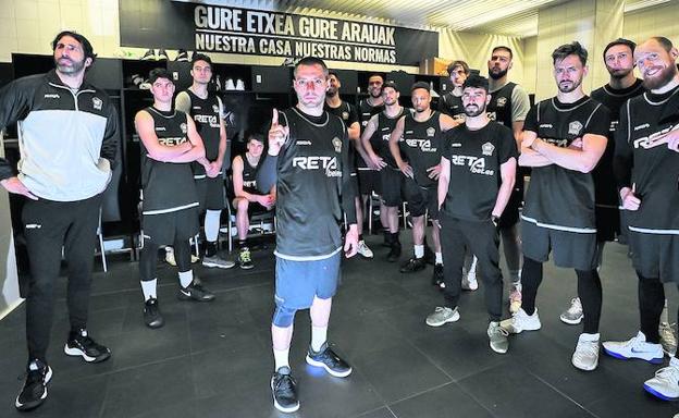 Sancta Sanctorum. La plantilla del RETAbet posa en su vestuario ante el lema del equipo, 'Nuestra casa, nuestras normas'.