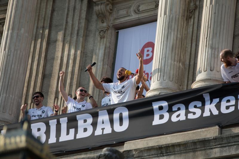 Fotos: Recibiento a los héroes del RETAbet en el Ayuntamiento