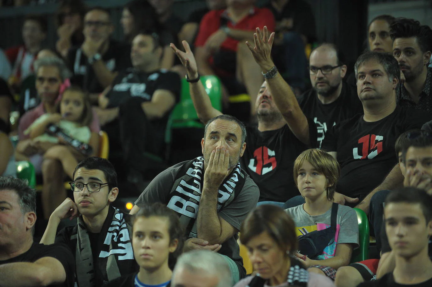 Fotos: La afición del Bilbao Basket vibra con su equipo en el regreso a la ACB