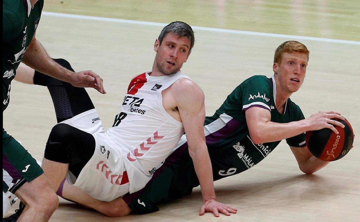 El base de Unicaja Alberto Díaz disputa el balón con el jugador belga de Bilbao Basket, Quentin Serron. 