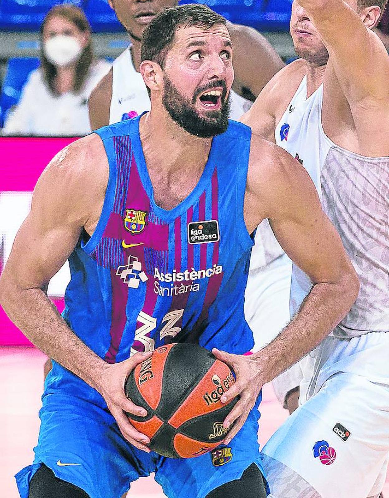 Mirotic trata de anotar con la oposición de Lukovic. 