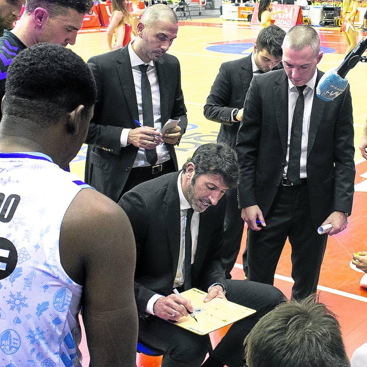 Mumbrú da instrucciones a su plantilla en el encuentro contra el UCAM el pasado domingo. 