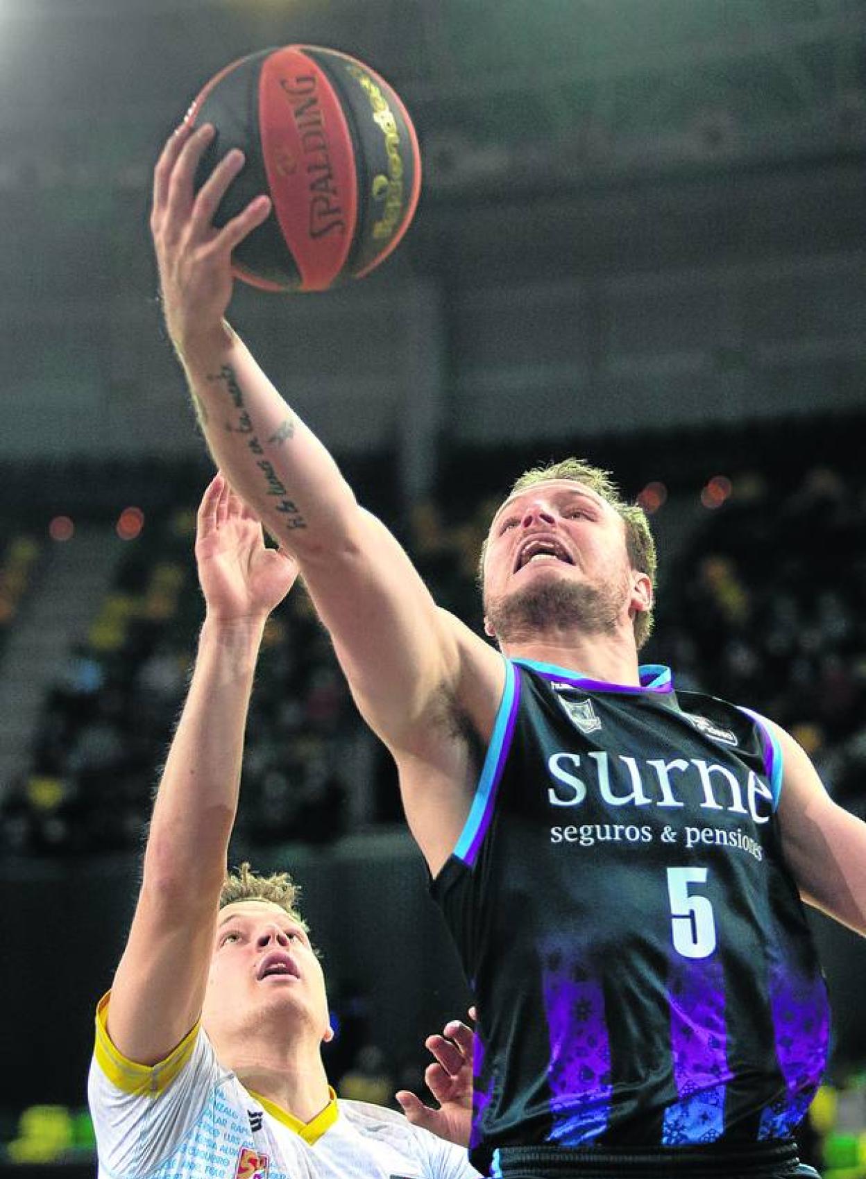 Rafa Luz entra a canasta en el partido jugado y ganado contra el Obradoiro en Miribilla. 