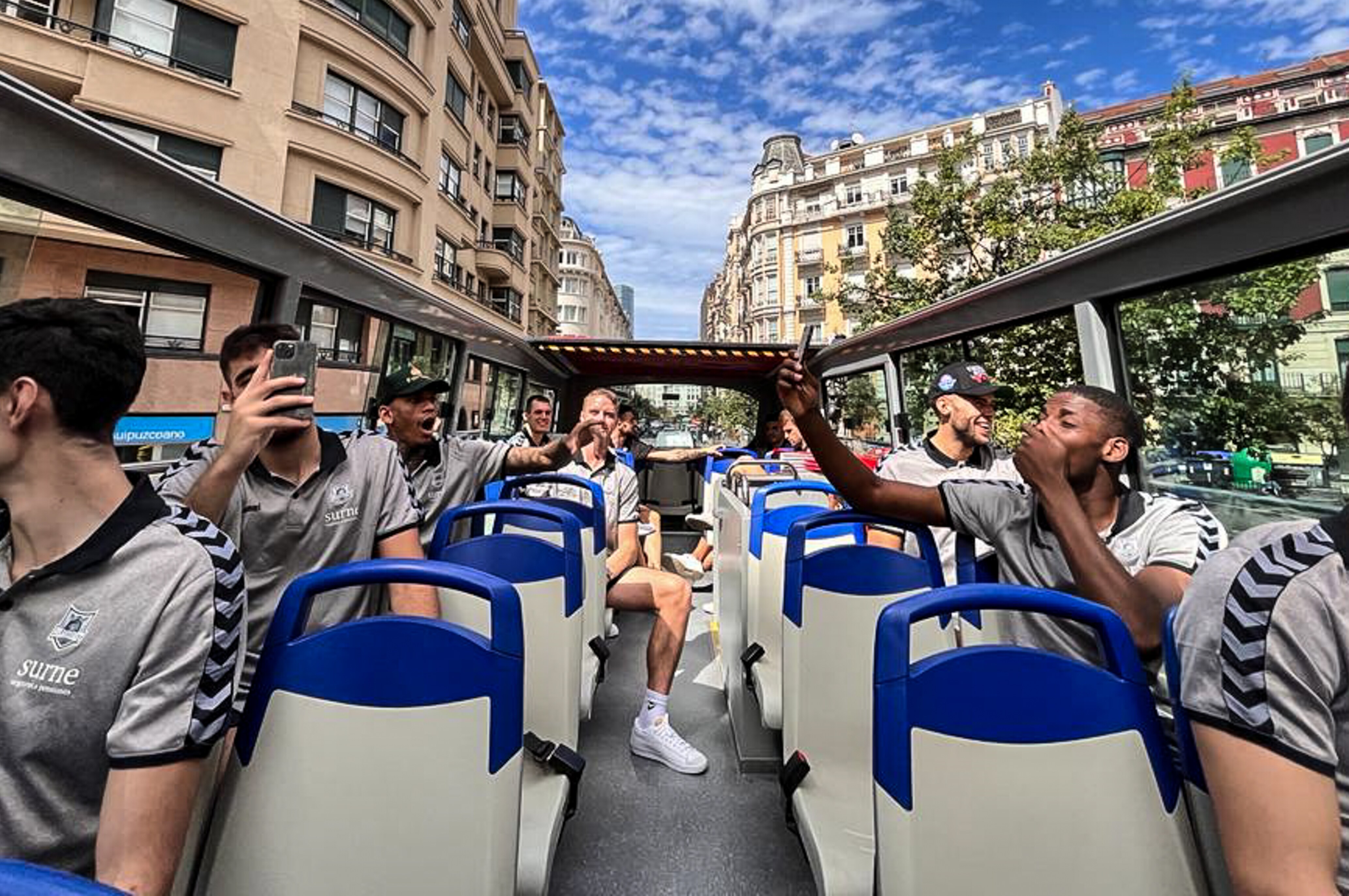 Fotos: El paseo del Bilbao Basket en el bus de la ilusión