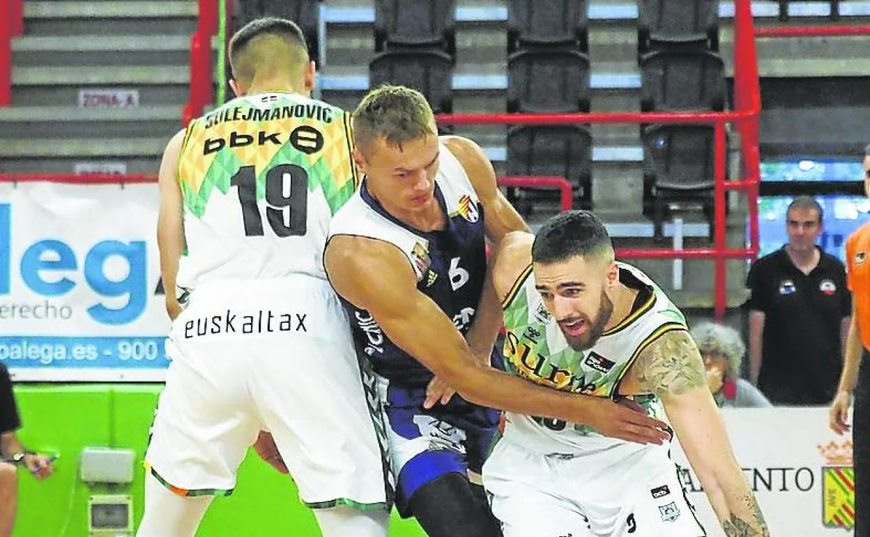 Rabaseda busca líneas de pase ante la defensa del Valladolid. 