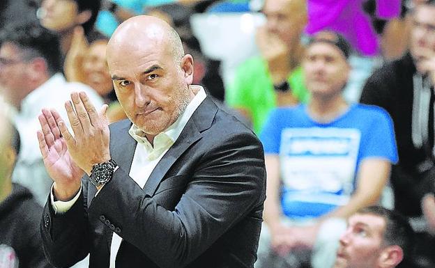 Jaume Ponsarnau aplaude a sus jugadores. 