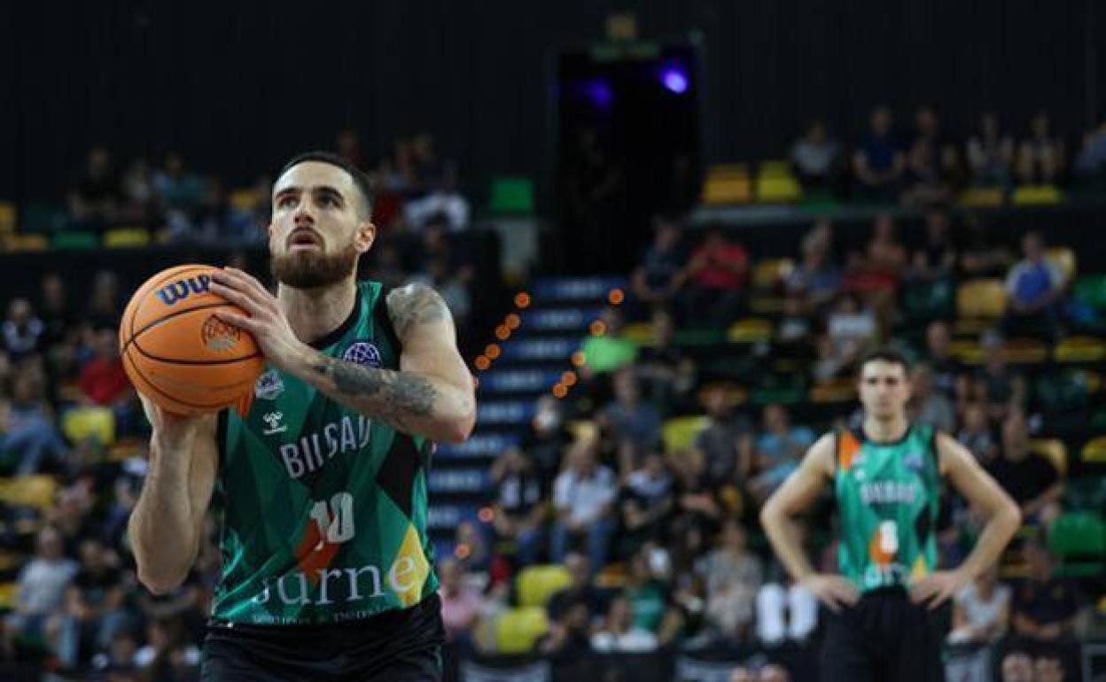 Francis Alonso lanza un tiro libre en un partido con el Bilbao Basket. 