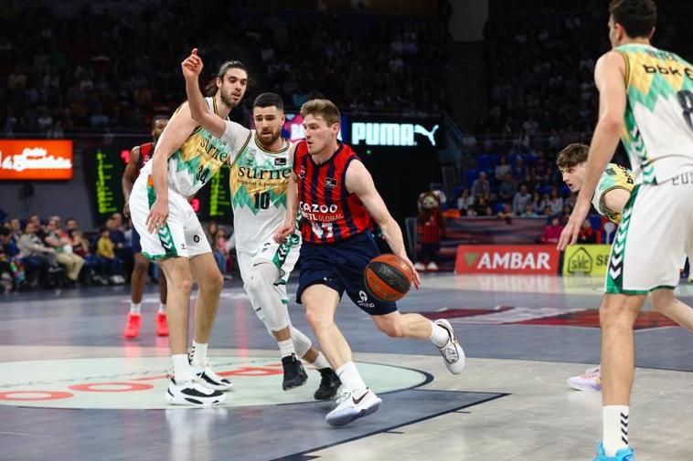 La marea negra se hace oír en el Buesa Arena