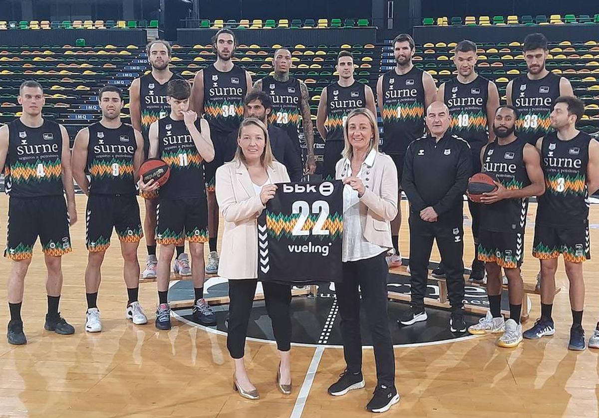 La plantilla del Bilbao Basket, la presidenta Isabel Iturbe y Sandra Hors, de Vueling, presentan el acuerdo en Miribilla