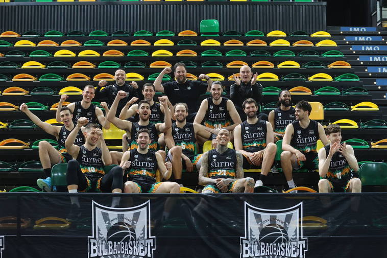 La plantilla del Bilbao Basket posa en Miribilla.
