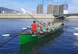 La plantilla del Bilbao Basket, en la trainera de la 'Tomatera'.