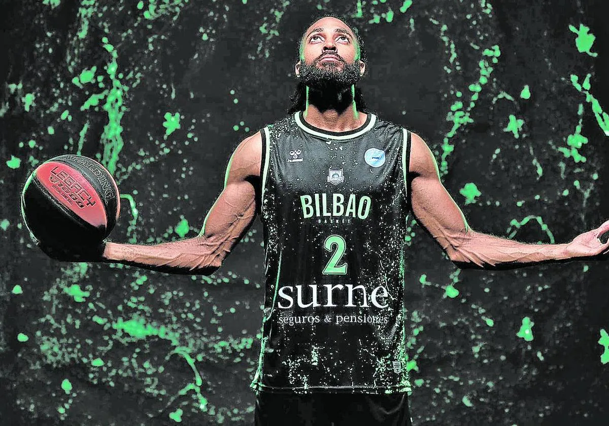 Ropa continental. El Bilbao Basket desveló ayer las camisetas con las que el equipo jugará en la Europe Cup; los vizcaínos estrenarán una de ellas esta tarde ante el Anwil.
