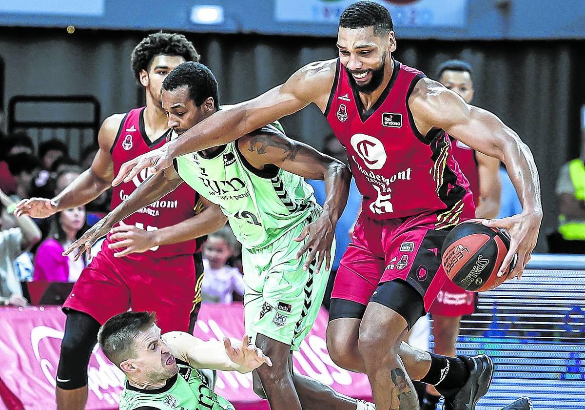 El Bilbao Basket acabó atropellado en Zaragoza, donde tras ir ganando por 17 perdió de 14.
