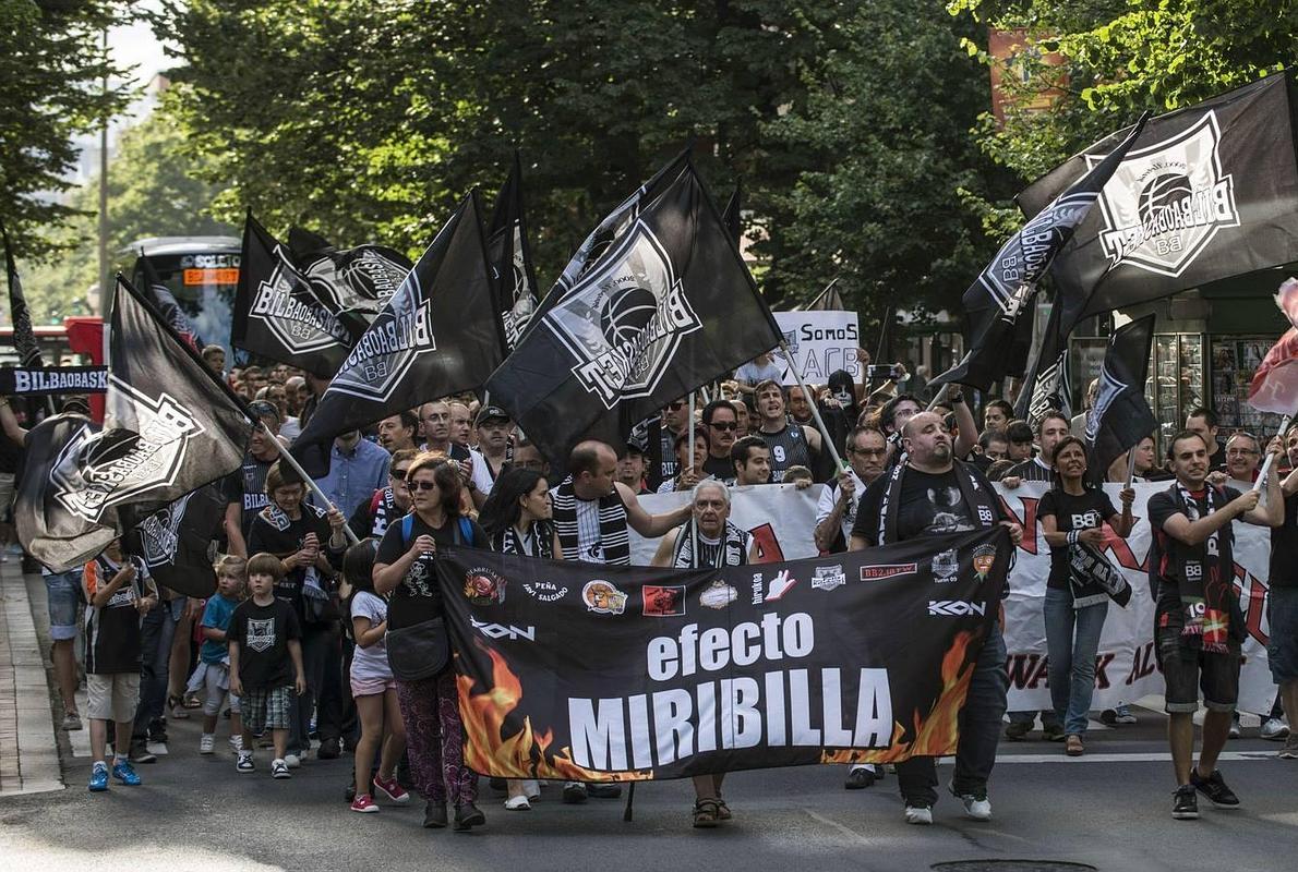 Medio millar de aficionados se manifestaron el pasado 29 de julio por las calles de Bilbao.
