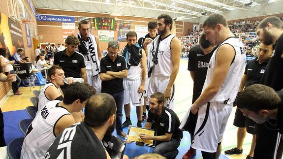 El entrenador del Bilbao Basket, Sito Alonso, con sus jugadores en un partido amistoso. 