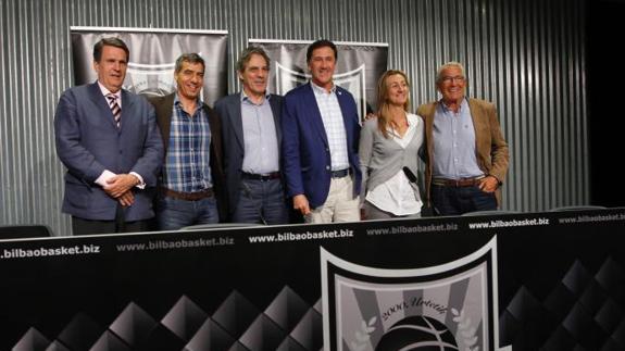Sonrisas en los rostros de los directivos del Bilbao Basket tras el acuerdo de financiación.