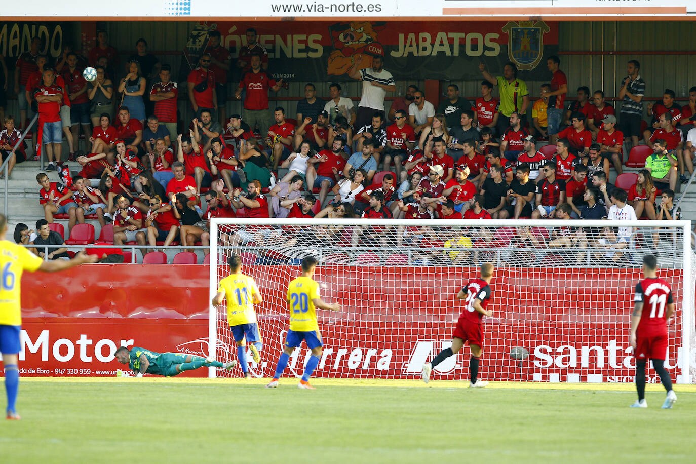 El Cádiz se llevó los tres puntos de Anduva al materializar un penalti en el minuto 89. 