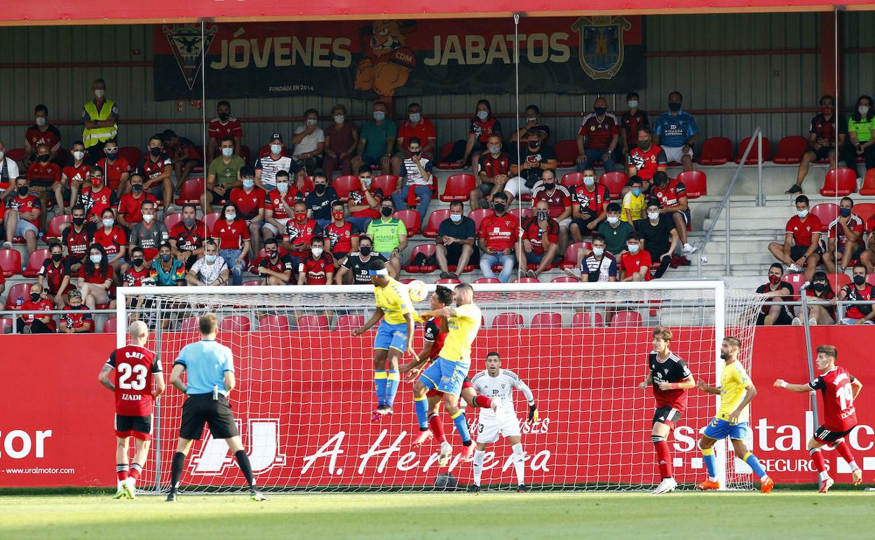 El equipo encadena dos derrotas consecutivas y seis partidos sin dejar la portería a cero, ya que sólo lo logró en los dos primeros choques ante Málaga y Amorebieta. 