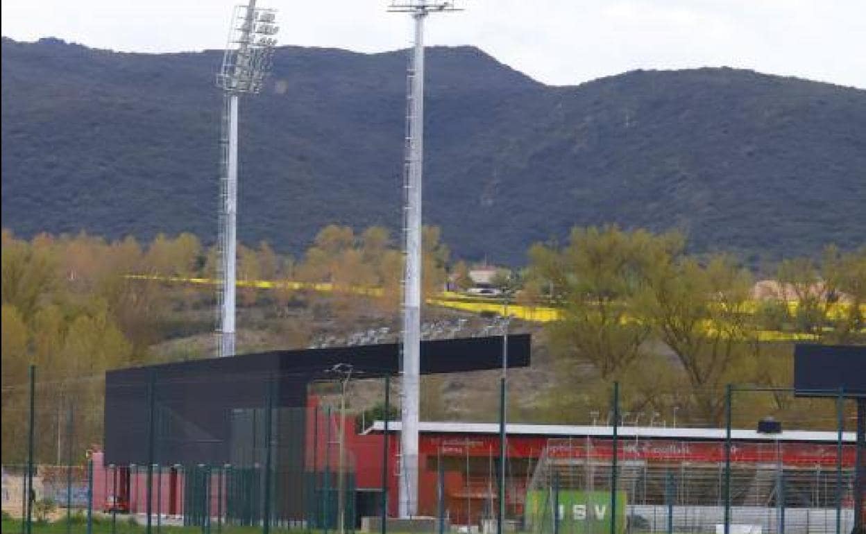 Las torretas de luz están fuera del estadio para incluirlas dentro cuando se construya la nueva tribuna. 