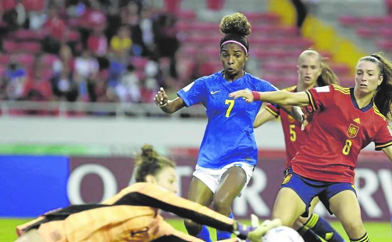 Adri Nanclares se estira para atajar un balón en un lance del encuentro ante Brasil, rival frente al que no encajó gol.