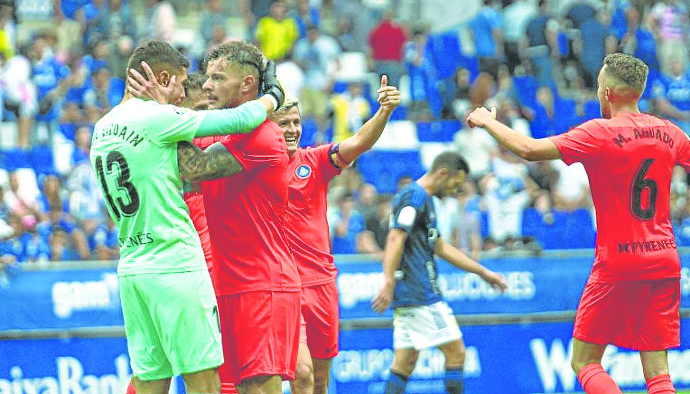 Raúl Lizoain se abraza a sus compañeros tras conseguir el primer triunfo de su club en Segunda División (ante el Oviedo, 0-1).