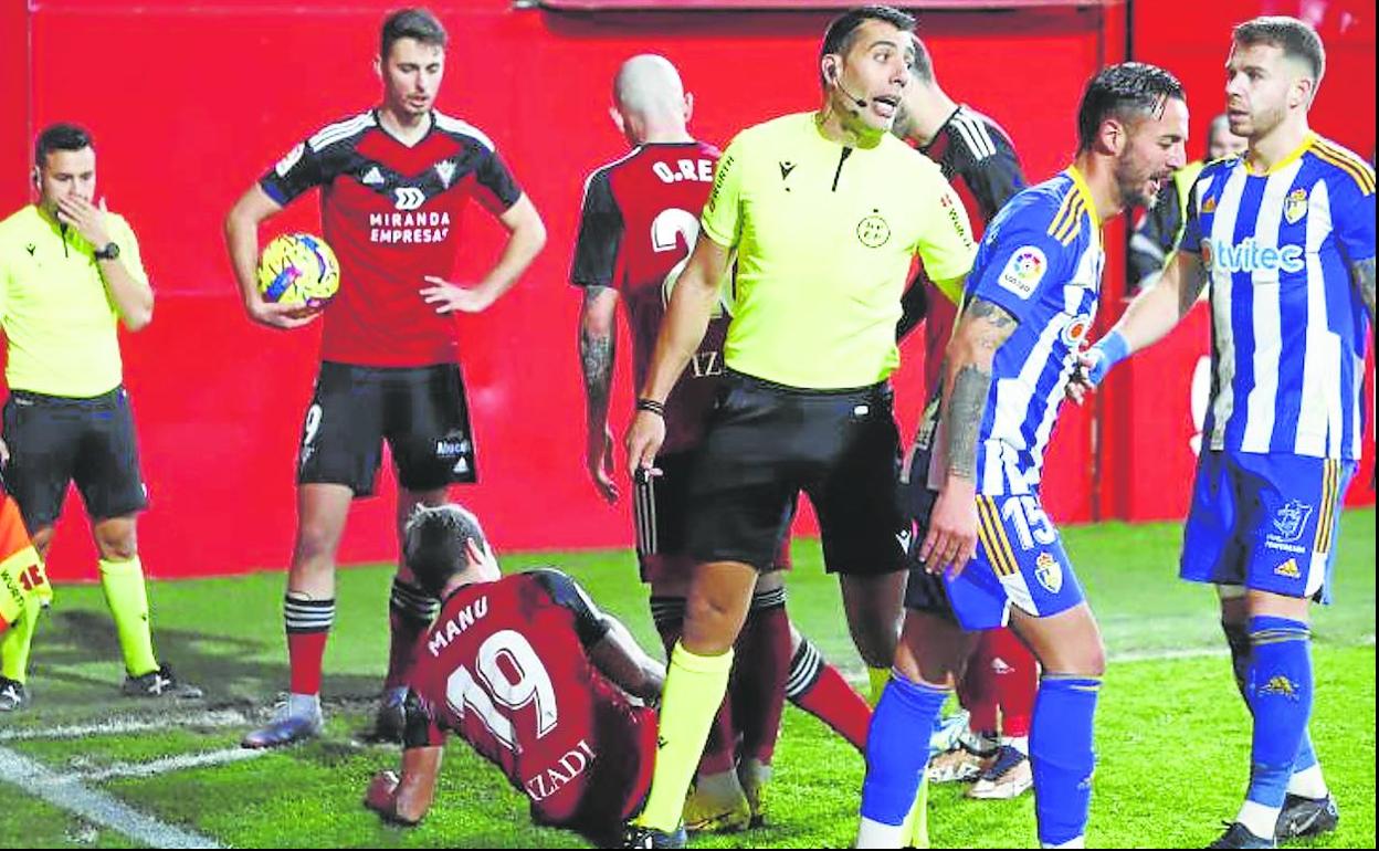 Todo el conjunto rojillo, principalmente Raúl García de Haro y Manu García, supieron jugar los instantes finales ante la Ponferradina para sumar un triunfo vital. 
