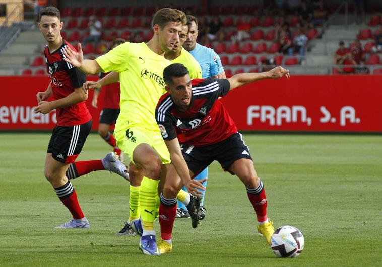 Roberto López intenta controlar el balón ante Gragera durante el choque que acogió Anduva en la primera jornada del actual campeonato contra el Sporting.