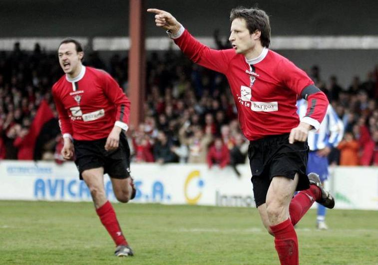 Núñez y Rodri celebran un gol en Anduva (17 de marzo de 2006) ante la Arandina en otro duelo de carácter provincial.
