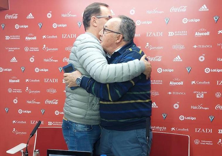 Entrenador y presidente se funden en un abrazo en la despedida oficial de Etxeberria.