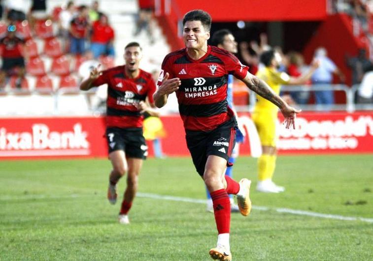 Carlos Martín se convierte en el pichichi de Segunda